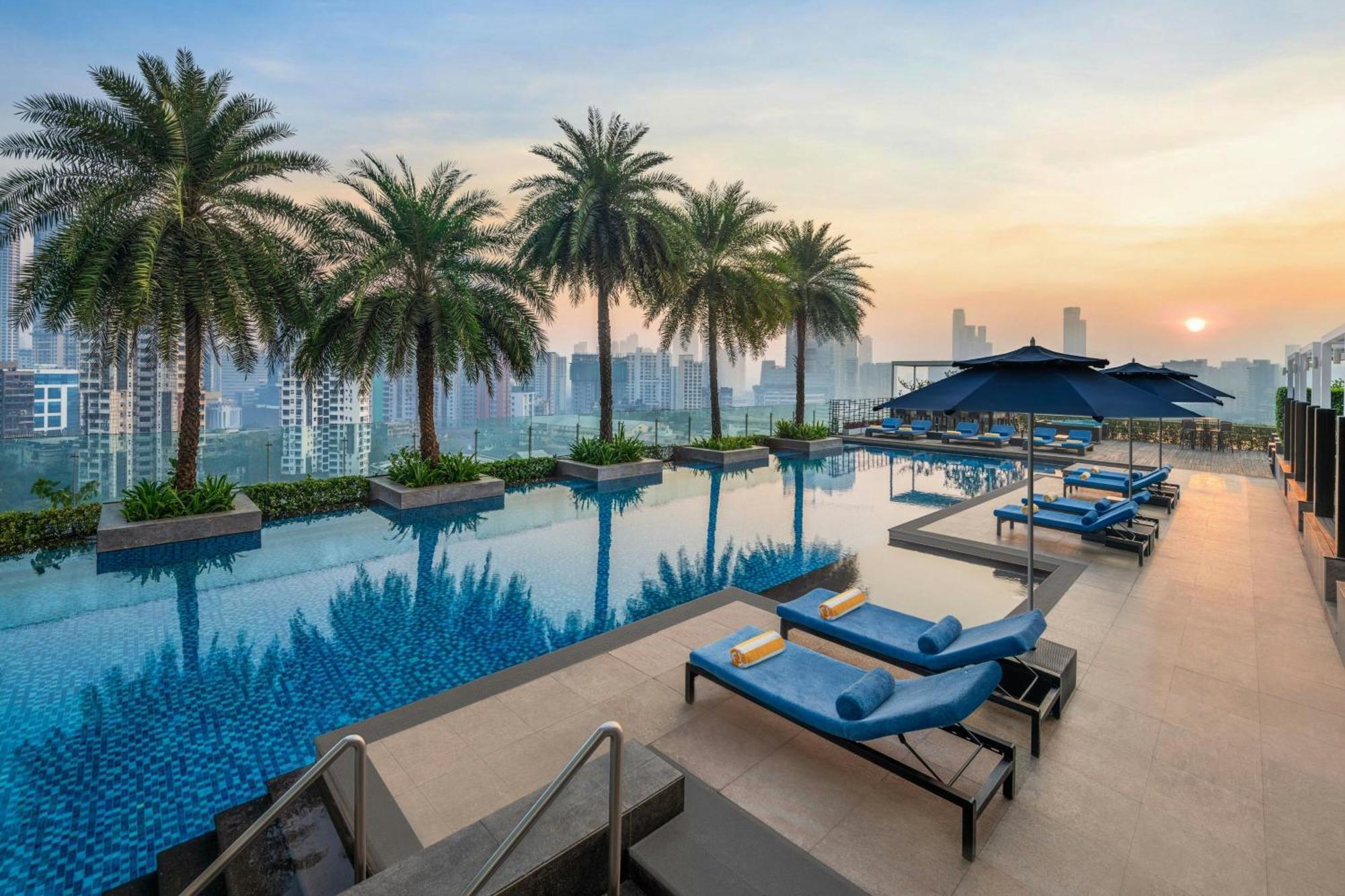 Hotel The St. Regis Mumbai Exterior foto The swimming pool at the hotel