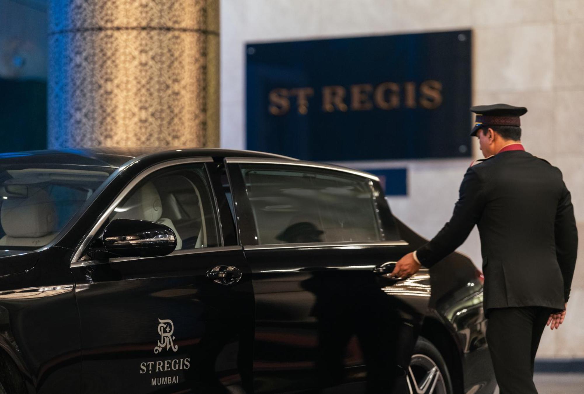 Hotel The St. Regis Mumbai Exterior foto A chauffeur opening the door of a car